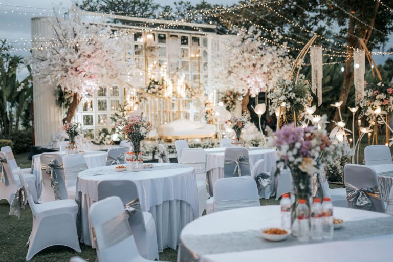 Tim Wedding Planner Bali Alora Event mendampingi sesi konsultasi konsep pernikahan